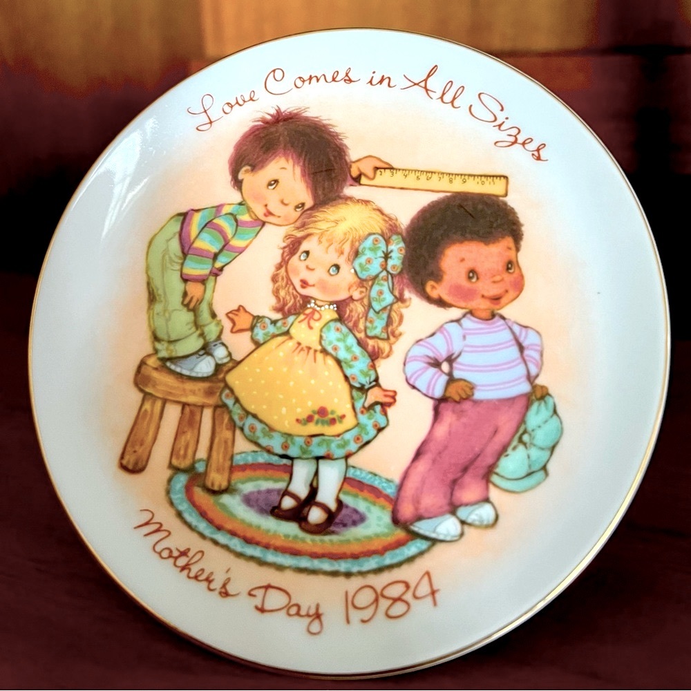 Avon Mother's Day 1984 “Love Comes in All Sizes” Mini Plate